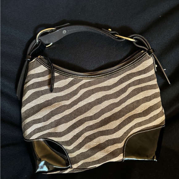 Dooney & Bourke shoulder bag. - Picture 2 of 4